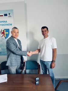 Podpisanie umowy na wymianę trybun na boisku szkolnym