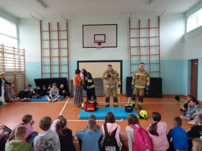 Ćwiczenia ewakuacyjne uczniów Szkoły Podstawowej w Czarnogłowach