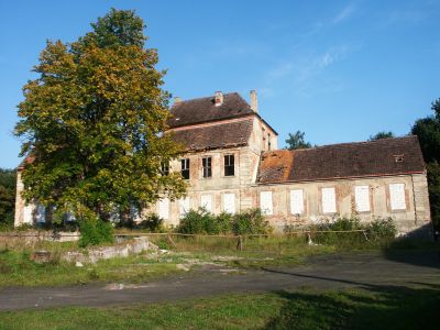 Pałac z XVIII w. z aleją akacjowa w Łożnicy