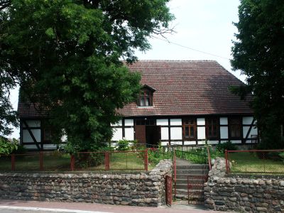 Budynek plebani o konstrukcji ryglowej z XIX w. w Przybiernowie